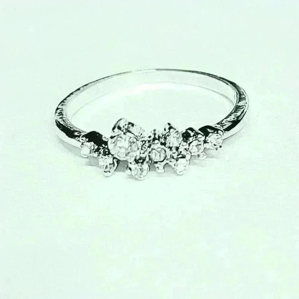 NWOT Fabulous Silver Ring Size 7